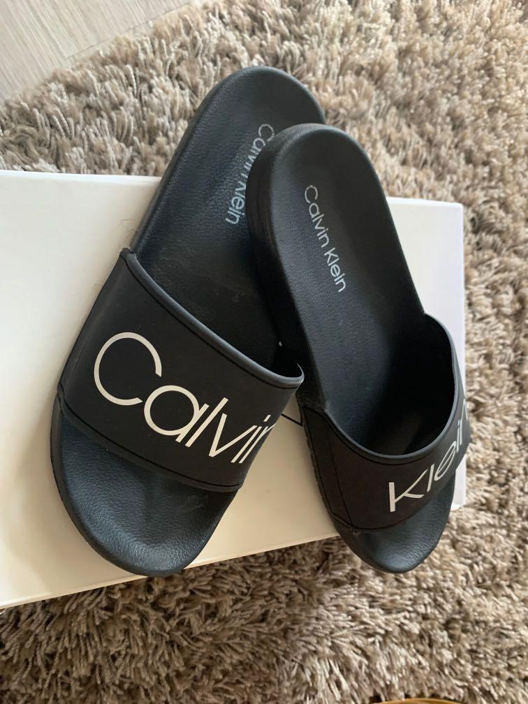 Calvin klein flip flops sale best sale
