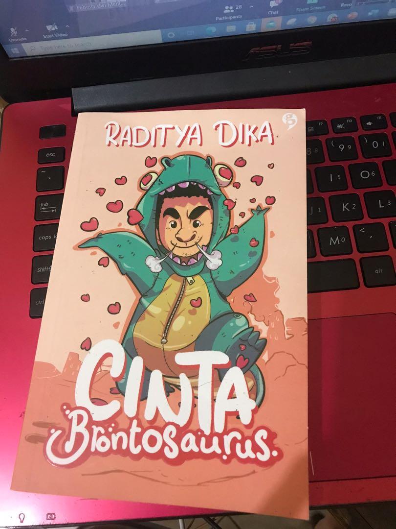 Novel Cinta Brontosaurus By Raditya Dika Buku Alat Tulis Buku Di Carousell
