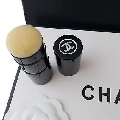 CHANEL Les Beiges Pinceau Kabuki Retractable N°108, Luxury on Carousell