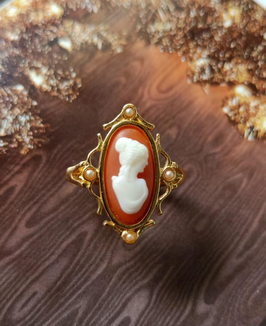 Gold cameo on sale rings vintage