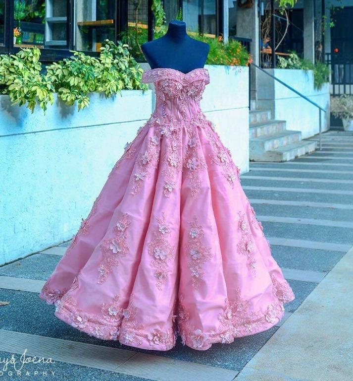 DEBUT CORSET UMBRELLA CUT GOWN (Category: Evening dresses & gowns) located in Lucena. Submitted by jujubacardi (Listing ID 1079046300, Image 3). Description: Price is still negotiable !!!☺️ please do chat me whatever your offer is let us see note: pictures in the mannequin doesn’t have the petticoat pero pag suot na kaya sya mabulad kase may suot na na petticoat 🌸 FIT S- L (it's a corset type kaya super duper adjustable sa likod) ( kasya sya sa 