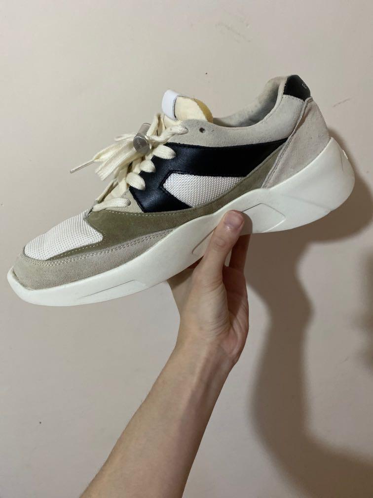 Fog essentials （分類：波鞋）位於 Hong Kong。 由 vicl000 提交（商品編號 1079011228，圖片 2）。簡介： 九成新有盒冇單 可議 40號但係偏大42都着得落。
