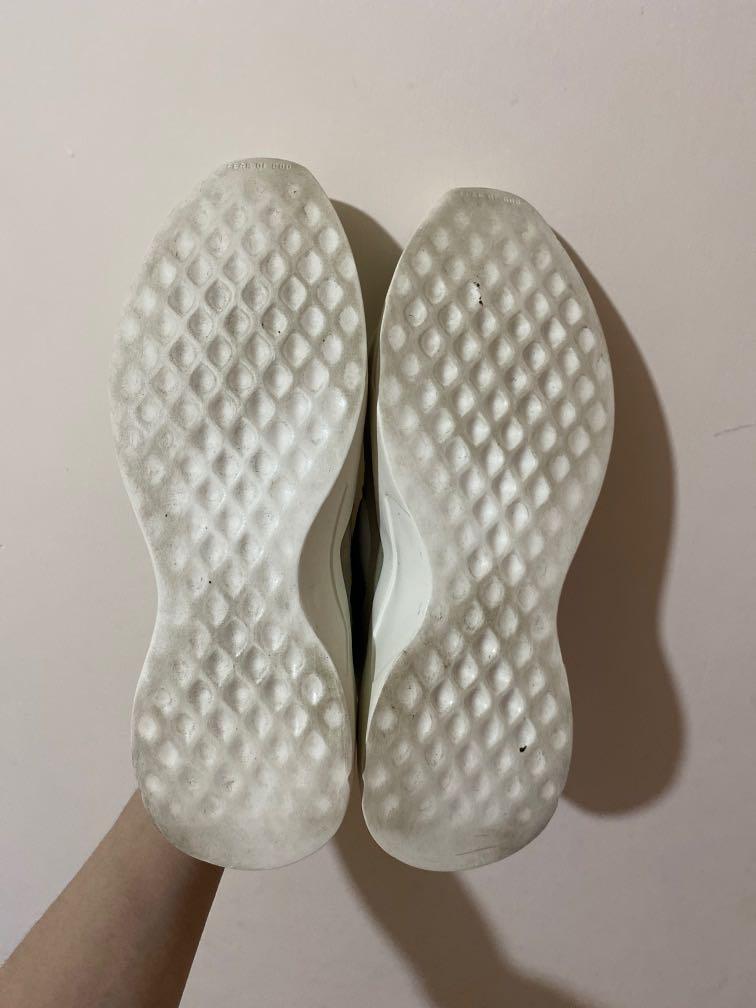 Fog essentials （分類：波鞋）位於 Hong Kong。 由 vicl000 提交（商品編號 1079011228，圖片 3）。簡介： 九成新有盒冇單 可議 40號但係偏大42都着得落。