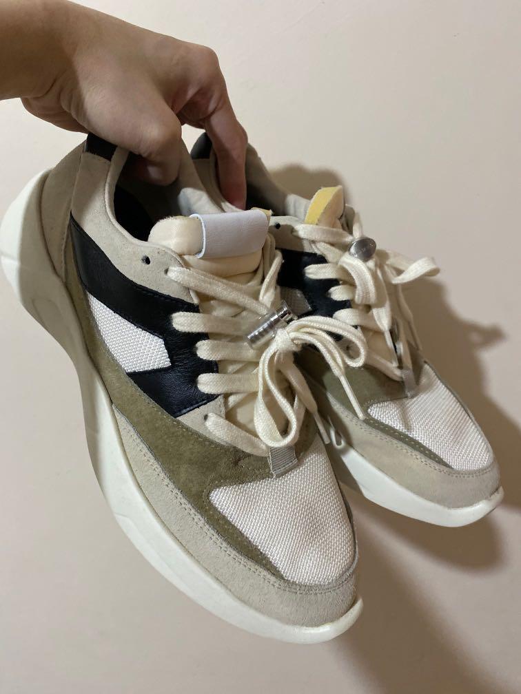 Fog essentials （分類：波鞋）位於 Hong Kong。 由 vicl000 提交（商品編號 1079011228，圖片 4）。簡介： 九成新有盒冇單 可議 40號但係偏大42都着得落。