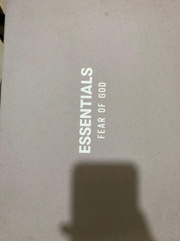 Fog essentials （分類：波鞋）位於 Hong Kong。 由 vicl000 提交（商品編號 1079011228，圖片 5）。簡介： 九成新有盒冇單 可議 40號但係偏大42都着得落。