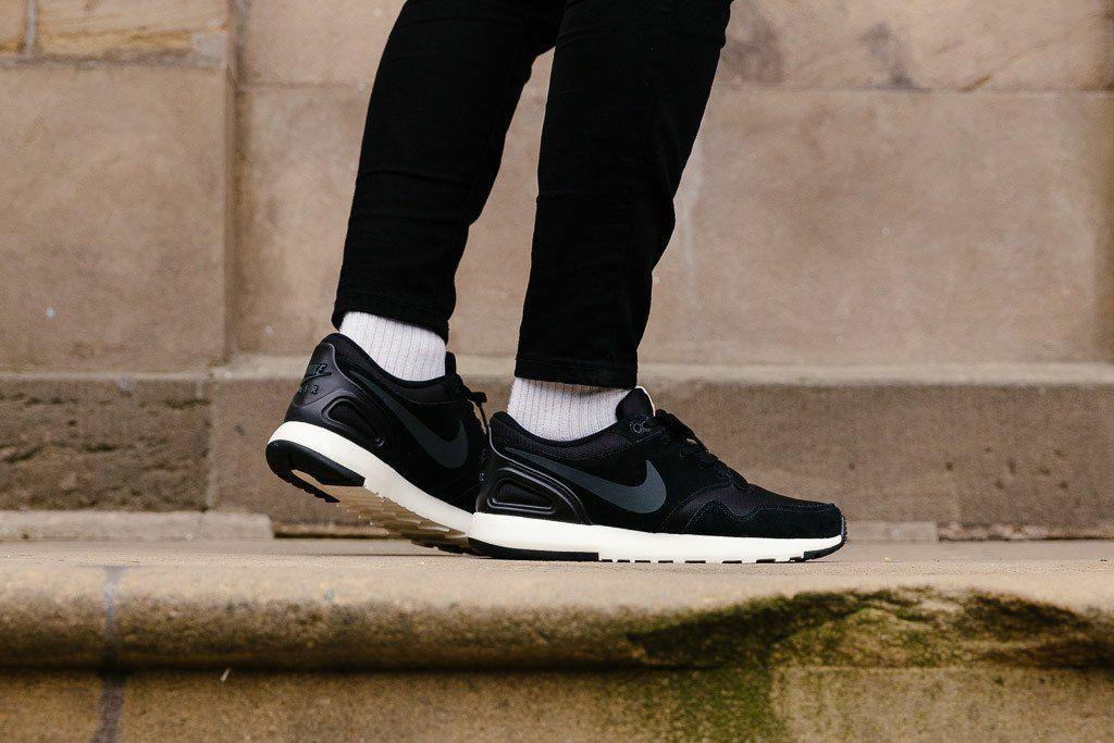 Nike Black & White, Men's Fashion, Footwear, on Carousell