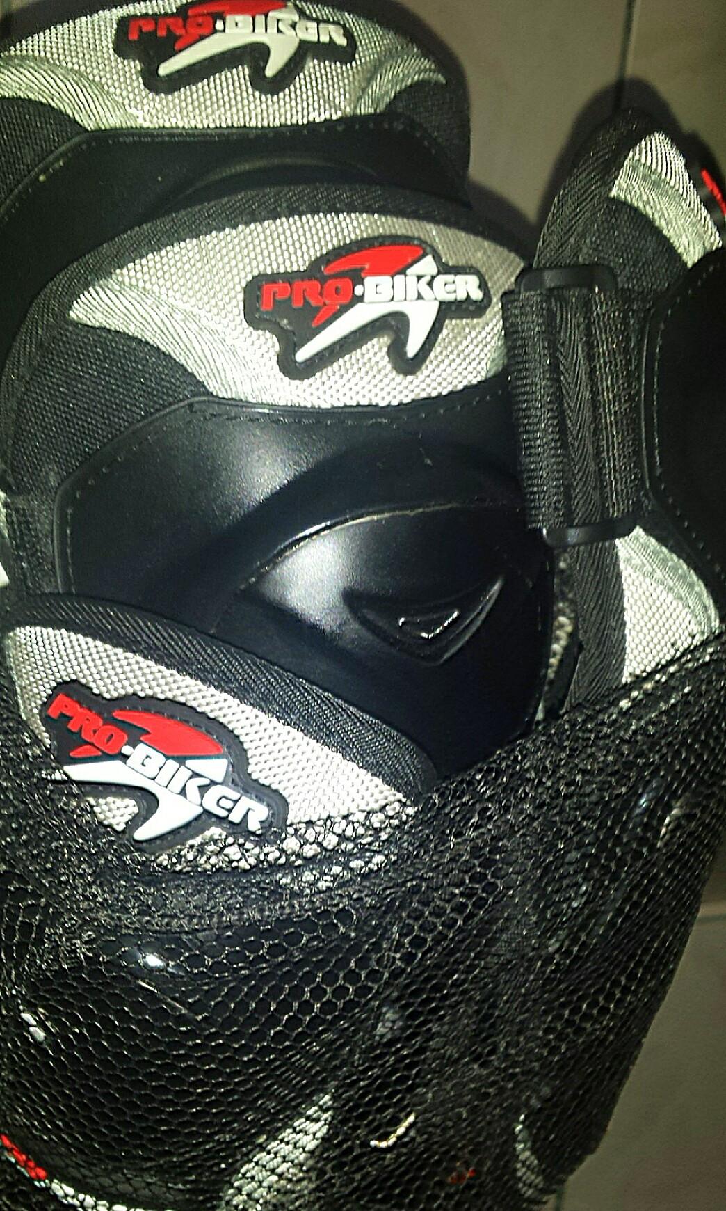 Pro biker / raptor knee/ shin guards (Category: Other Sports Equipment and Supplies) located in Santa Ana. Submitted by kimMaarts (Listing ID 1079077404, Image 2). Description: brand new metal set (elbow/knee pad) good quality good quality strap negotiable (all items here ) for more info message me anytime thanks.