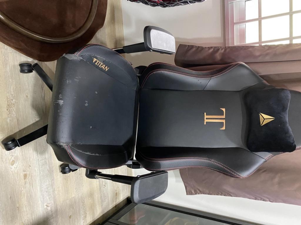 Secretlab outlet trade in