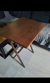 Foldable tray table