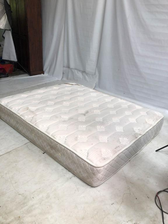 KING KOIL Silvery Queen Sized Mattress 10in Thick