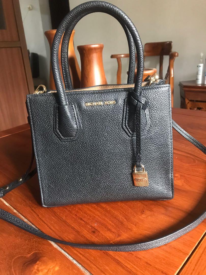 Michael kors mercer md messenger black top