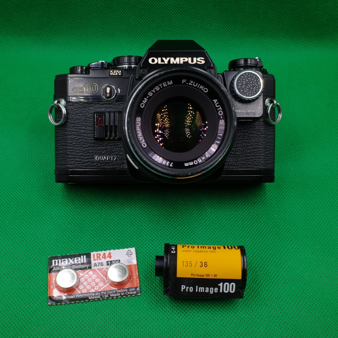 Olympus OM10 QUARTZ SLR Film Camera with Olympus OMSystem F.Zuiko Auto