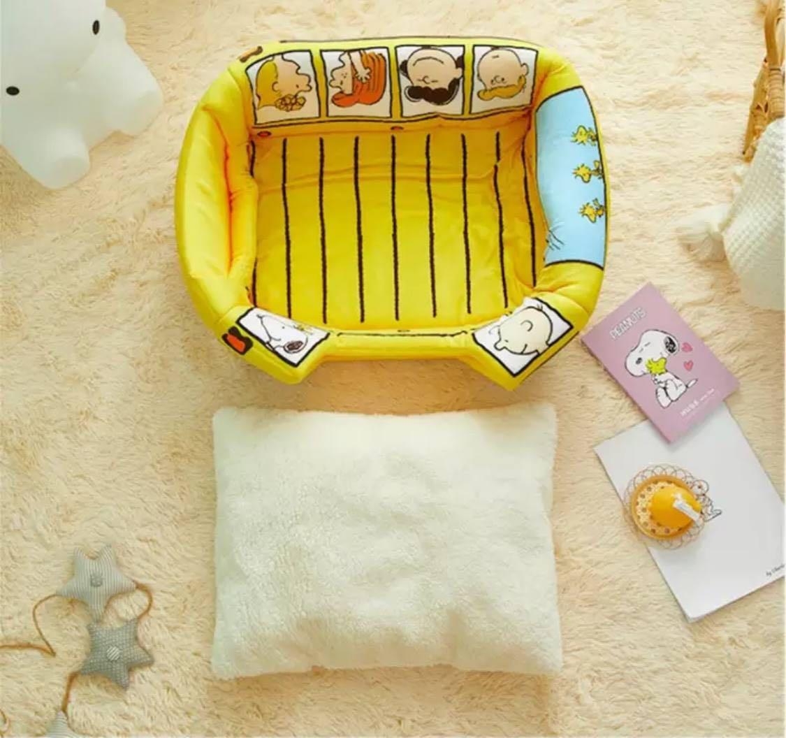 Snoopy peanuts dog bed, Pet Supplies, Homes & Other Pet Accessories on