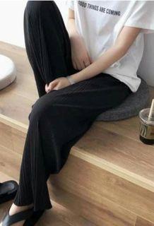 微光澤細褶美腿褲 黑 2件
原價1380

#STUDIODOE
#三月連線同款商品
#現貨全新 免運  下單即寄出