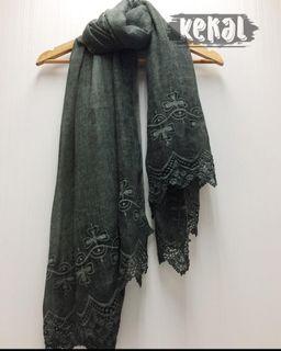 Emerald lace-shawl