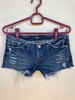 Hips ripped pants