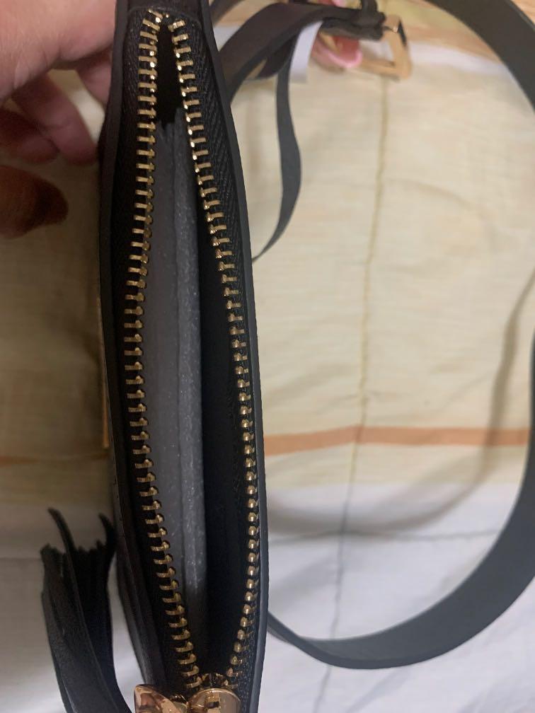 Juicy Couture (Category: Belt bags, Clutches and Pouches) located in Quezon City. Submitted by carousel1675 (Listing ID 1083078281, Image 2). Description: Juicy Couture Belt Wallet size M/L.