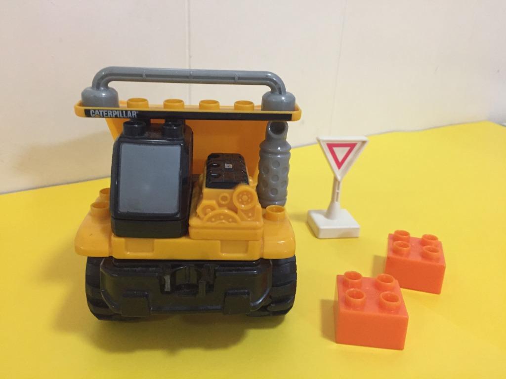 Megabloks CAT Dump Truck 16pcs (Category: Lego & Building Sets) located in Paranaque City. Submitted by redline941 (Listing ID 1083244432, Image 2). Description: 17 pcs Megabloks Approx length 6".