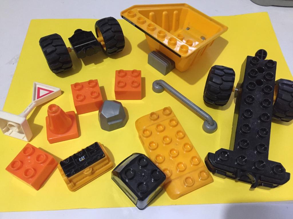 Megabloks CAT Dump Truck 16pcs (Category: Lego & Building Sets) located in Paranaque City. Submitted by redline941 (Listing ID 1083244432, Image 3). Description: 17 pcs Megabloks Approx length 6".