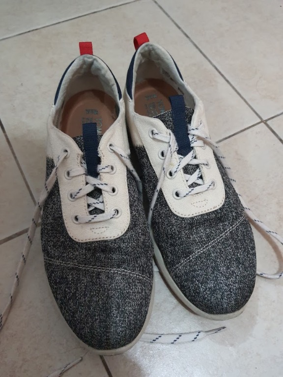 toms walking shoes