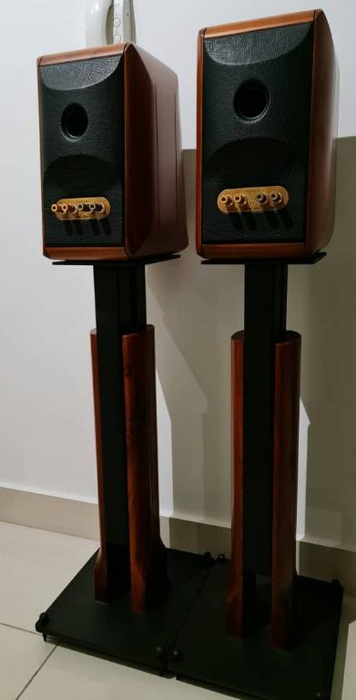 Sonus Faber Signum Bookshelf Speakers With Original Stands Electronics Audio On Carousell