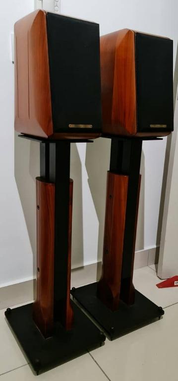 Sonus Faber Signum Bookshelf Speakers With Original Stands Electronics Audio On Carousell