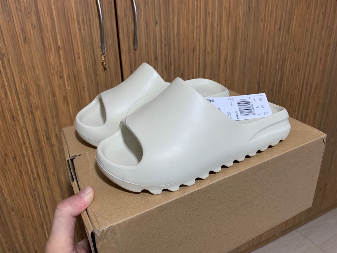 US7.5 Yeezy Slides Bone White, Men's Fashion, Footwear, Flipflops and Slides  on Carousell