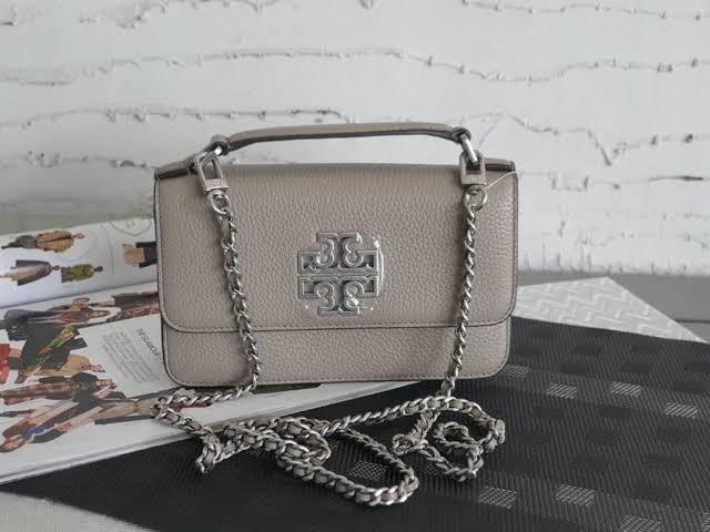 ARRIVING SOON: Tory Burch Britten Mini Top Handle Chain Bag (Category: Cross-body Bags) located in Quezon City. Submitted by lizredclosetph (Listing ID 1083258384, Image 3). Description: ARRIVING SOON: ... TB Britten Mini Top Handle Chain Bag - Php6,490 + LOCAL SF ... Crafted from pebbled leather. The strap is braided with a brushed gold chain — and its convertible. It also features magnetic closure. ... 18.5 x 4.5 x 10 cm Flap with magnetic snap