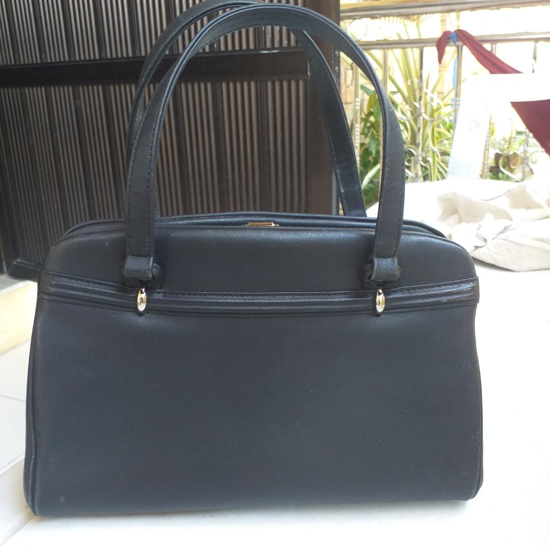 AUTHENTIC Maruem Small Black Bag Made in Japan (Category: Clutches) located in Cavite. Submitted by kayepastelero (Listing ID 1083301139, Image 1). Description: AUTHENTIC MARUEM SMALL BLACK BAG MADE IN JAPAN •Like new Condition! •Velvety inner lining •NO FLAWS (checked every bit, no damages) 🚚 FREE SHIPPING NATIONWIDE DM FOR INQUIRIES.