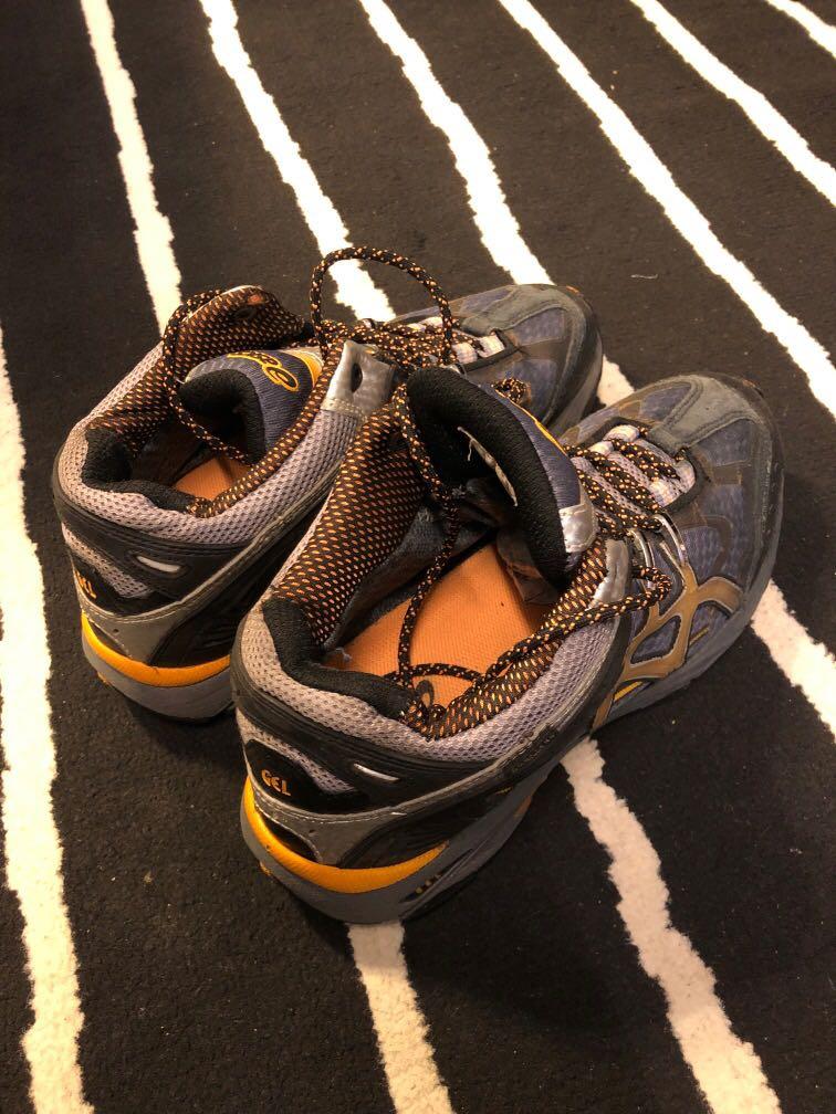 Kasut Hiking Asics