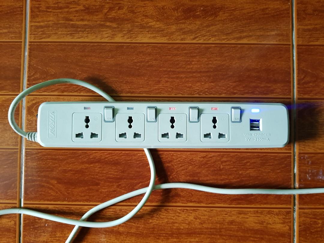 Royu 4 socket extension with USB (Category: Electrical, Adaptors & Sockets) located in Makati City. Submitted by playerplusone (Listing ID 1083379177, Image 2). Description: Gumagana lahat ng socket, pundi lang yung isang indicator light at hindi na naooff ang main switch so naka on na lang siya. #RemorseFest.