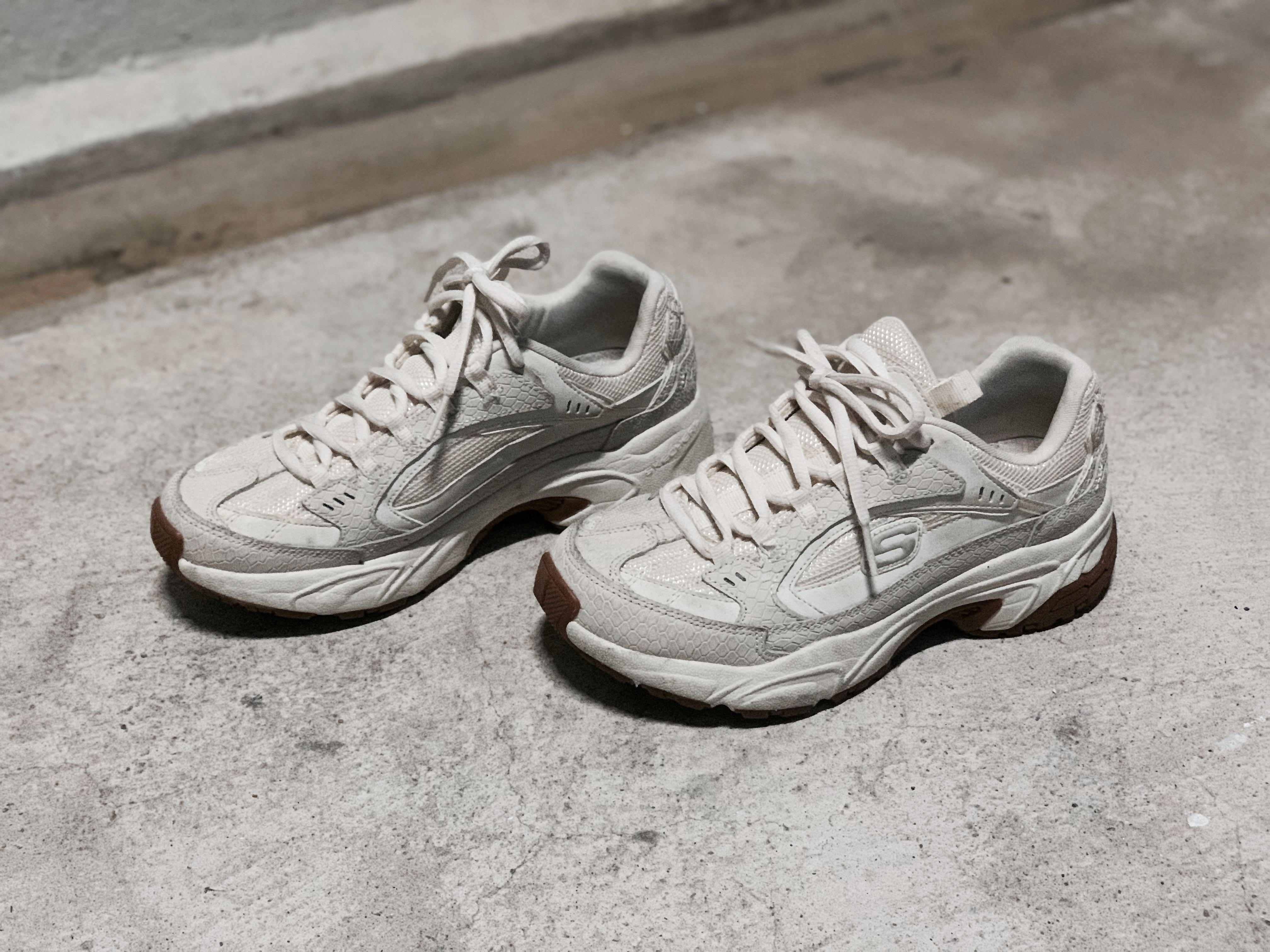 New best sale white skechers
