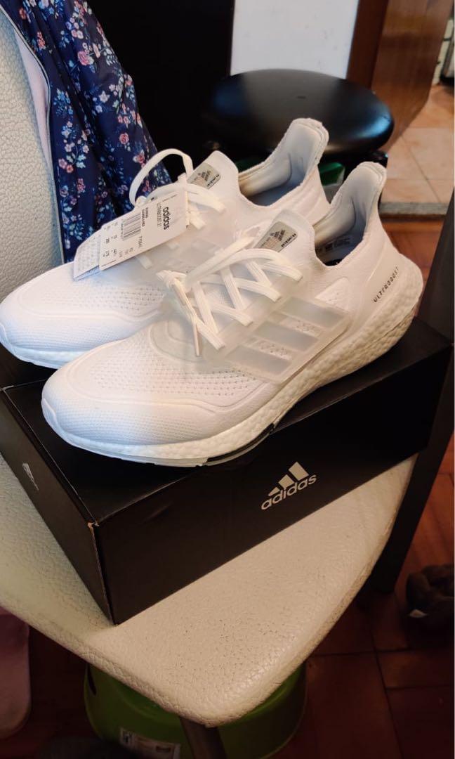 Ultra boost triple white 2021 FY0846, 男裝, 鞋, 西裝鞋- Carousell