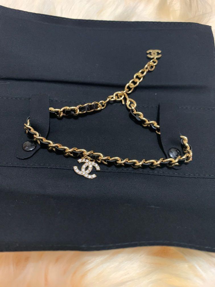 🈹🖤 Chanel choker 黑金經典閃石款漆皮型格頸鏈Gold Chain/Black Patent Leather Crystal CC  Logo Choker Necklace, 名牌, 飾物及配件- Carousell