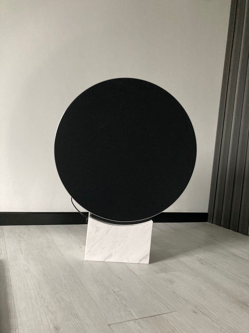 Beosound edge store floor stand