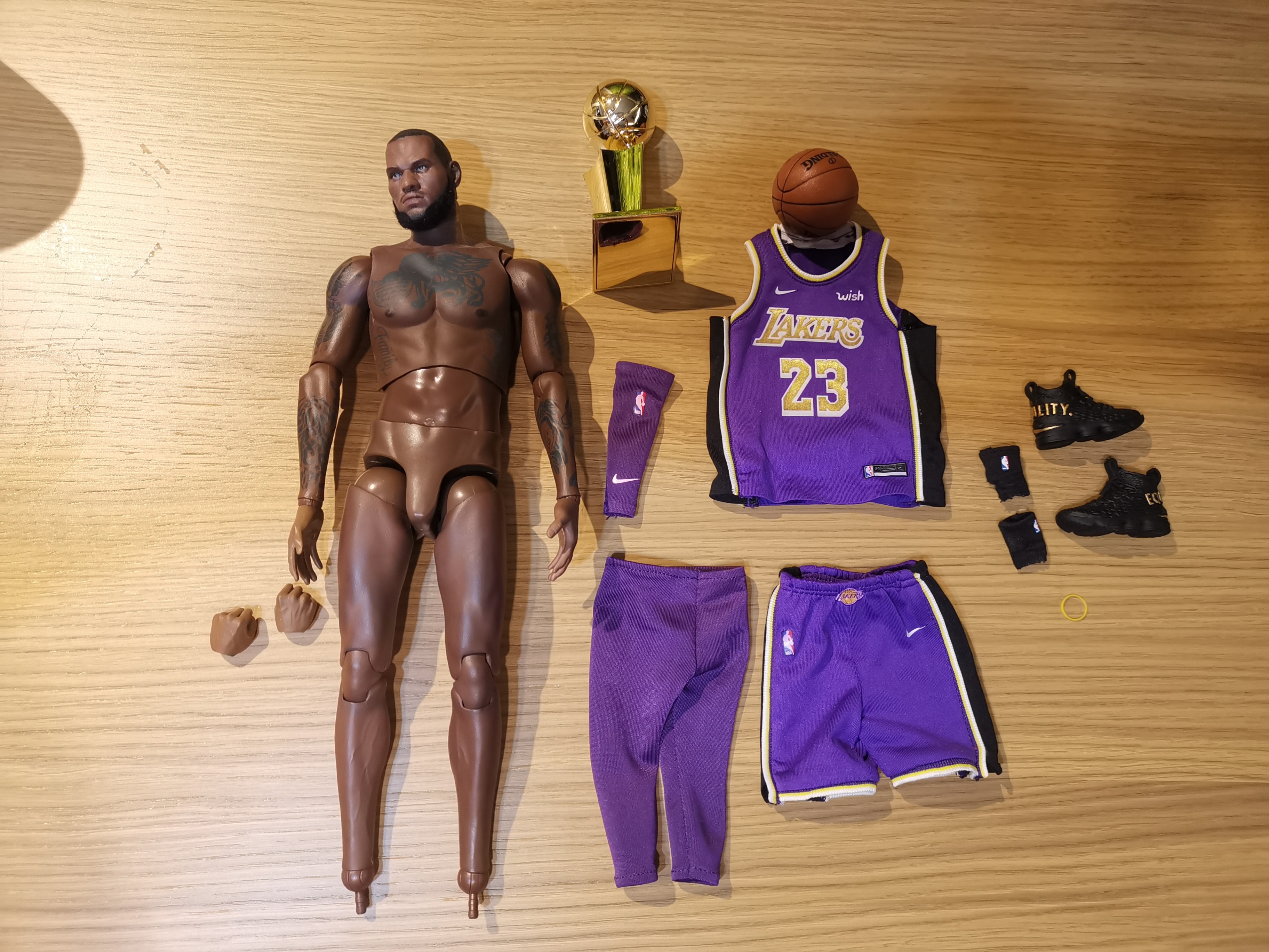 Enterbay nba lebron lakers 1 6 nt hot toys Hobbies Toys Toys