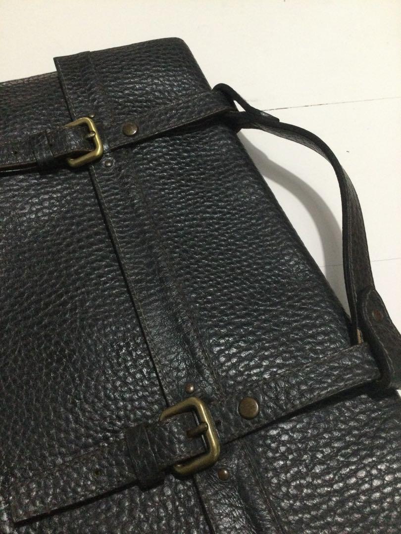 Fino Leatherware Blackberry Sling Bag (Category: Sling Bags) located in Cebu City. Submitted by maksipreloveditems (Listing ID 1083469222, Image 3). Description: FINO LEATHERWARE Blackberry Sling Bag Color: Charcoal Grey - EXCELLENT USED CONDITION - ISSUE ON THE ZIPPER PULL - SIDE SCUFFINGS - NO RIPS, NO HOLES * Item is in Cebu City. PLEASE READ: Photos posted are FINAL. NO "When Worn Photos" request please. Flaws were mentioned in the descriptio