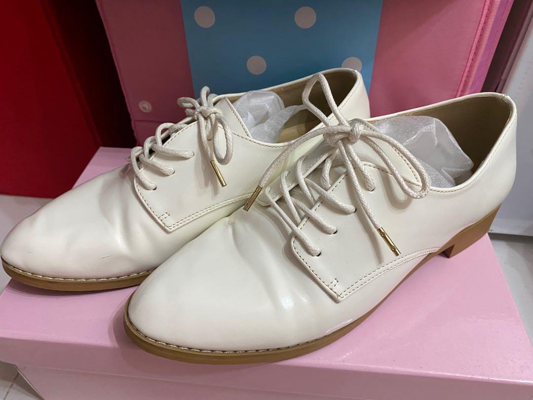 Global Work 白色鞋 女裝 鞋 拖鞋 Carousell