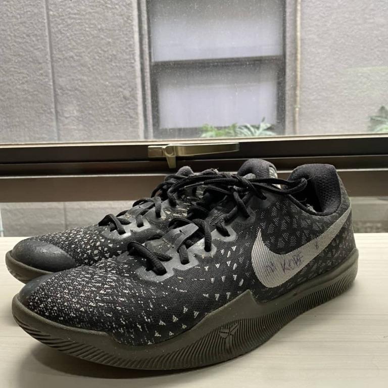 nike benassi slip on feet