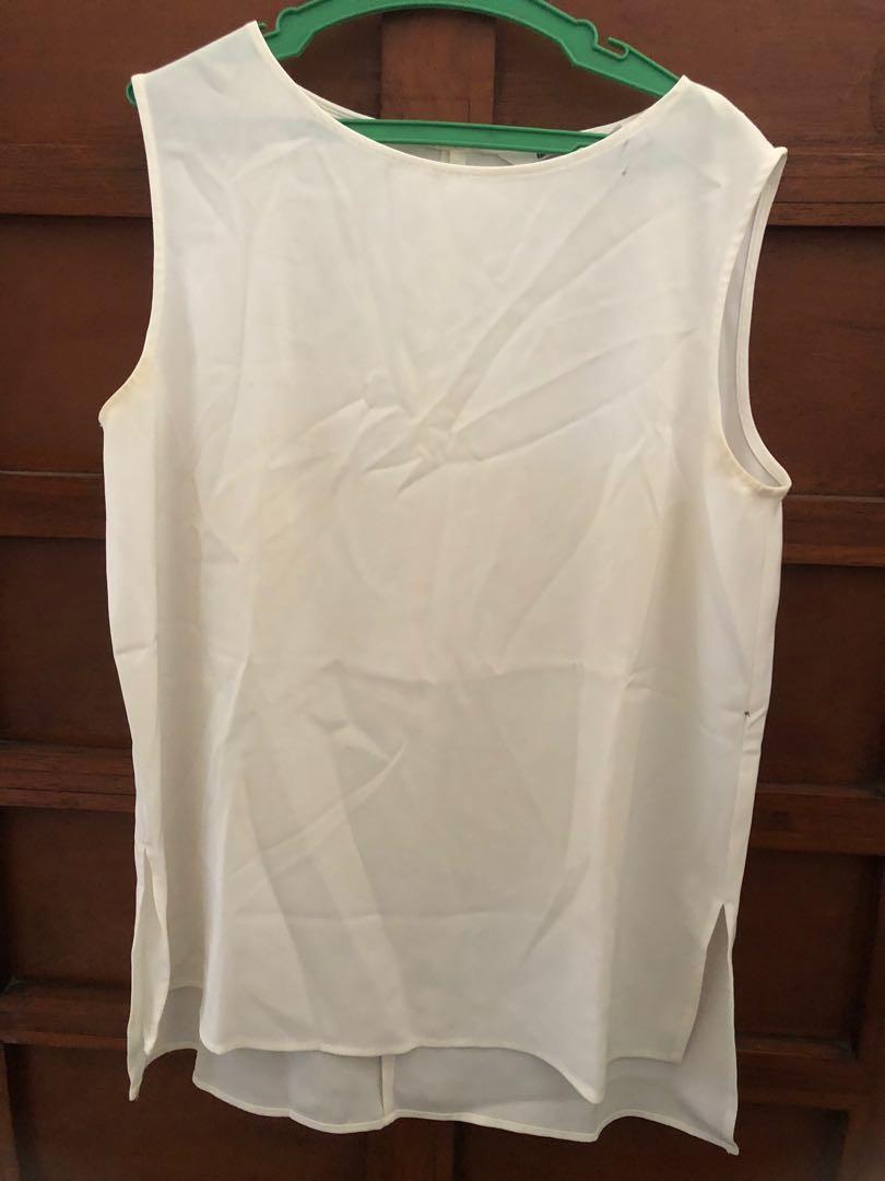 Uniqlo white sleeveless (Category: Blouses) located in Quezon City. Submitted by patchiii0416 (Listing ID 1083514161, Image 1). Description: Used twice.
