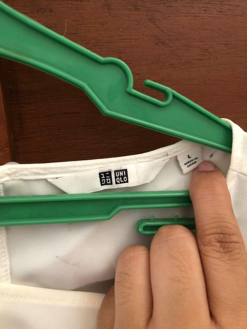 Uniqlo white sleeveless (Category: Blouses) located in Quezon City. Submitted by patchiii0416 (Listing ID 1083514161, Image 2). Description: Used twice.
