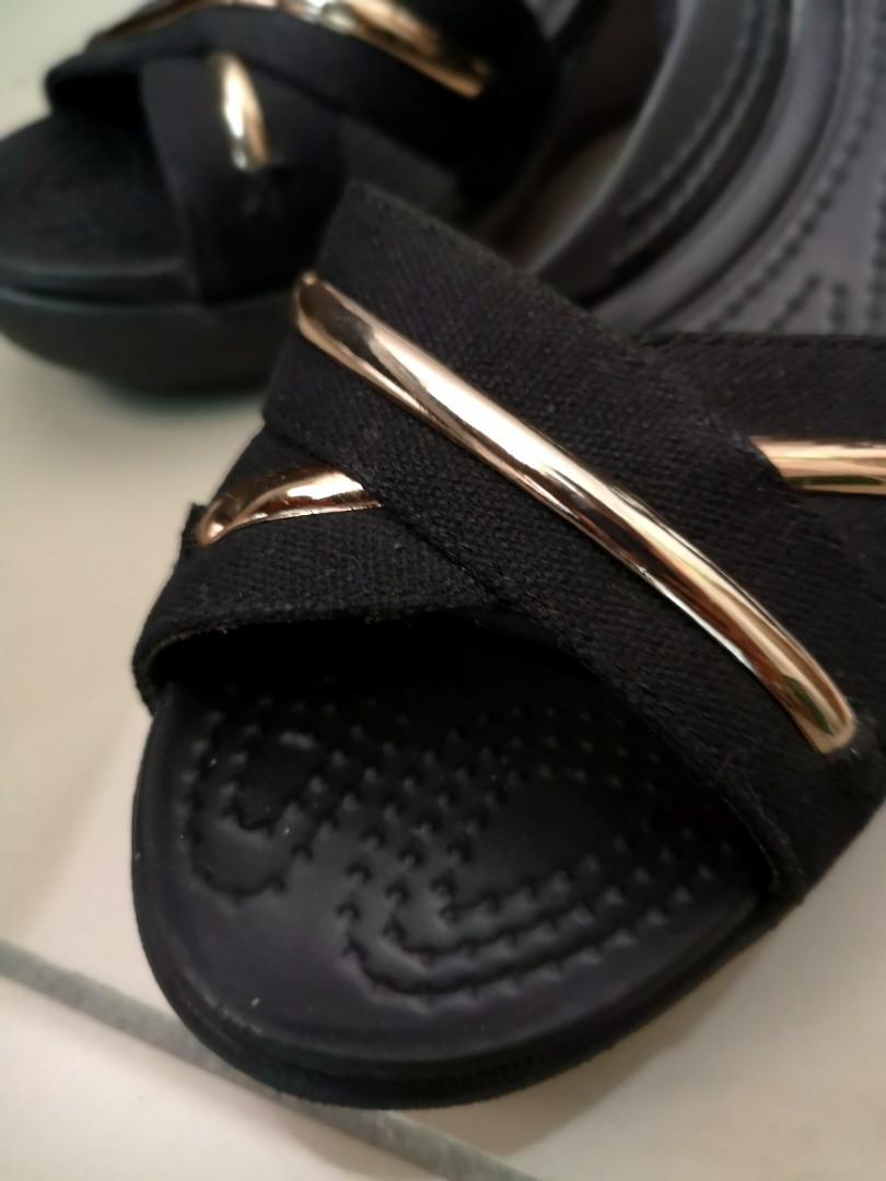 crocs dual comfort sandals