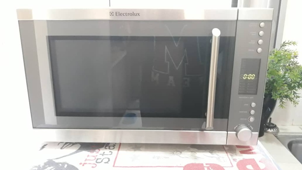 ELECTROLUX MICROWAVE GRILL CONVECTION OVEN 30L, TV & Home Appliances