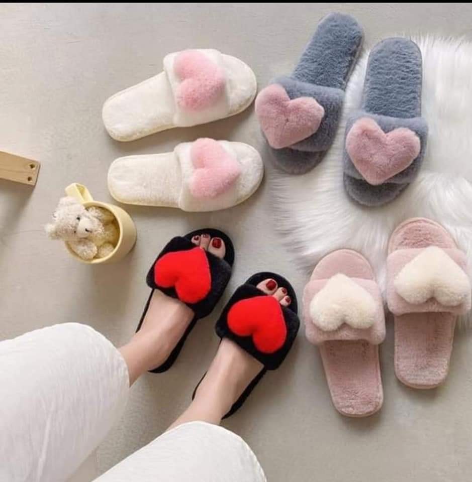 Slippers, Women's Footwear, Slippers and slides on Carousell