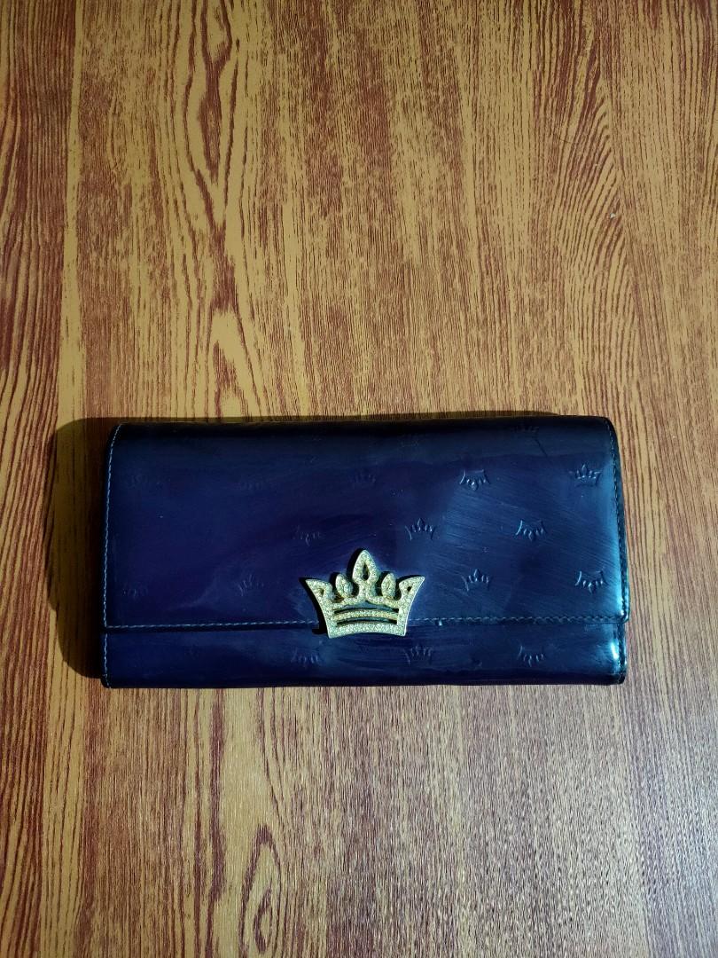 j.estina long wallet (Category: Luxury Bags & Wallets) located in Manila. Submitted by alilongthrift (Listing ID 1083825106, Image 1). Description: FOR SALE ONLY Price + fee J.estina long wallet patent leather ykk zipper Good condition 100%LEGIT USED BUT NOT TOTALLY ABUSED DELIVERY THRU MR.SPEEDY AROUND METRO MANILA PAG SHIPPED NAMAN PO THRU J&T EXPRESS SHOULDER NIYO PO YUNG DELIVERY FEE OR SHIPPING FEE.