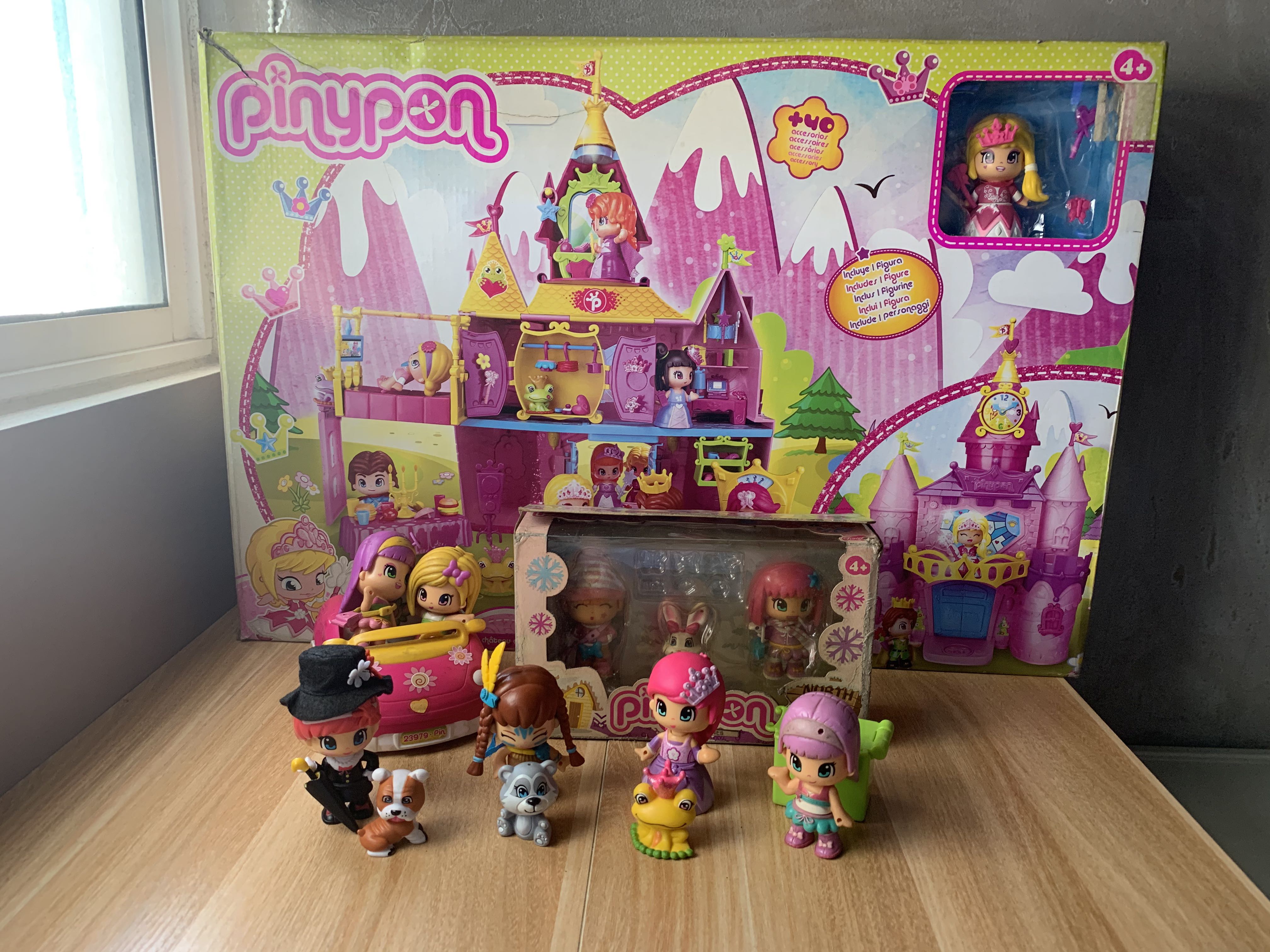 PinyPon Castle Playset with 8 extra figures and a car Hobbies