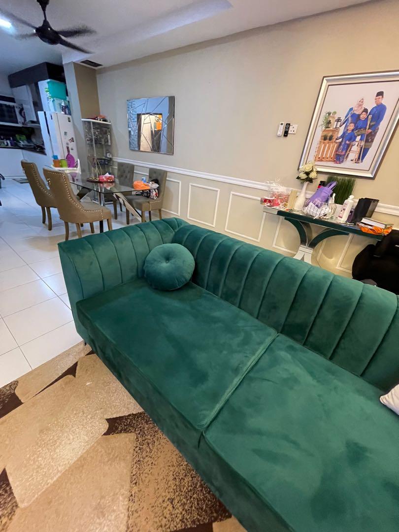 Sofa outlet hijau emerald