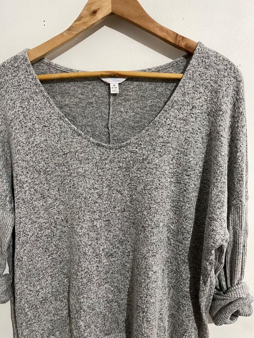 Time and True Heather Grey Long Sleeves Top (Category: Longsleeves) located in Taguig. Submitted by impulsivemoims (Listing ID 1083783023, Image 2). Description: Time and True Heather Grey Vneck Long Sleeves Top Color: Heather Grey Size on Tag: M (US) Fits L- XXL Bought in the US worn once *scarf not included RFS: decluttering. ✅discounts for multiple orders .