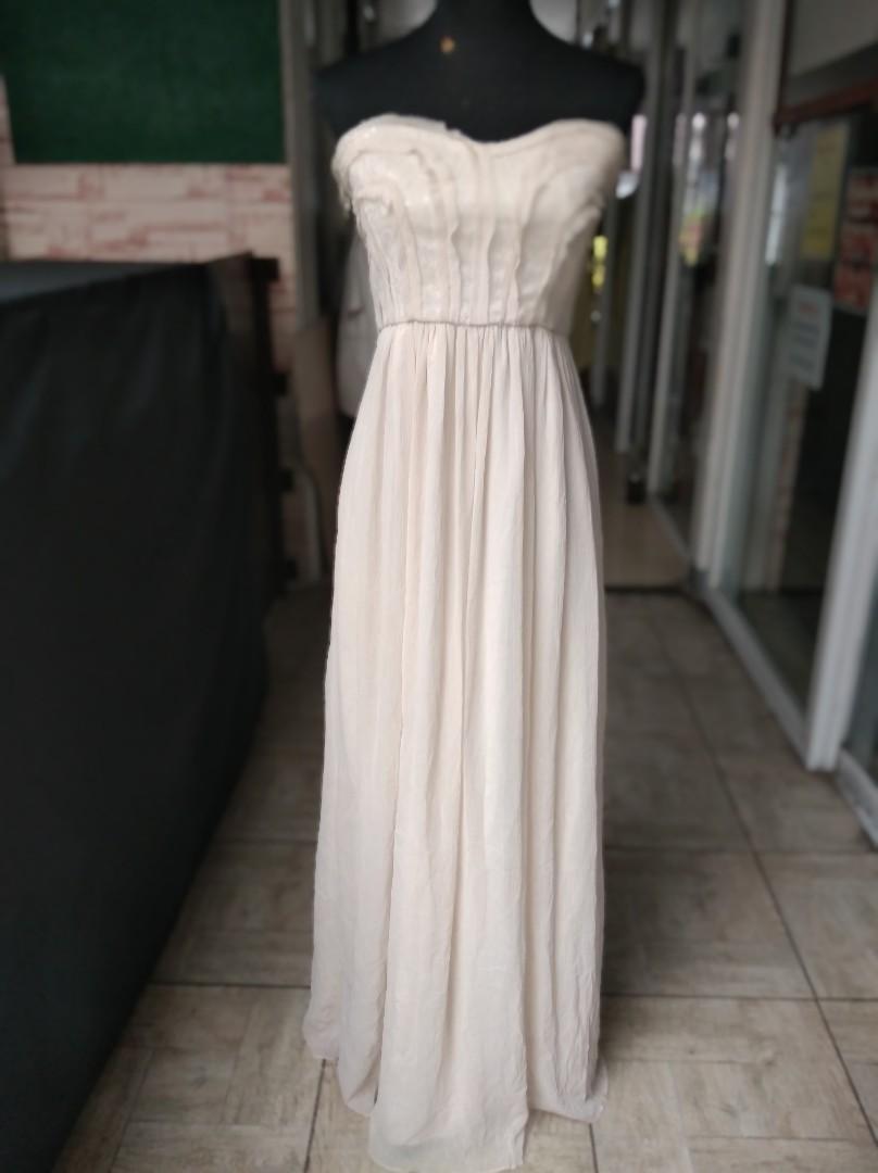 BCBG SMALL GODDESS GOWN (Category: Evening dresses & gowns) located in Baguio. Submitted by kadangyanzen (Listing ID 1084091285, Image 3). Description: Small size Cloth: silk, cotton and,mesh Very flowy No flaws Dirty white color.