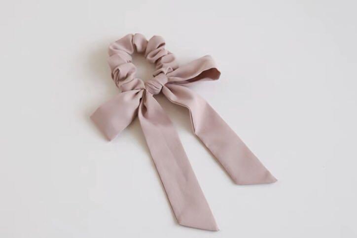Bow scrunchie (Category: Hair Accessories) located in Singapore. Submitted by hye2832 (Listing ID 1083982269, Image 1). Description: Bow scrunchies in champagne & pale pink $1.50 each.